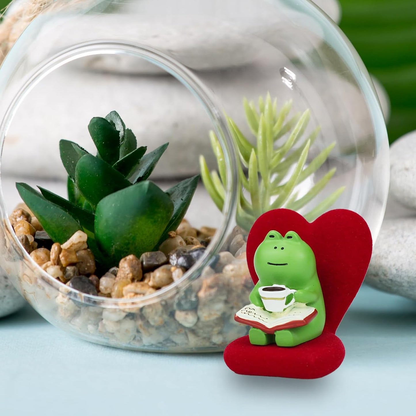Cute Mini Frog Figurine with Small Sofa Resin Frog Figure for Office Home Decor - Cute Frog Gift for Frog Lovers (Love Shaped Sofa)