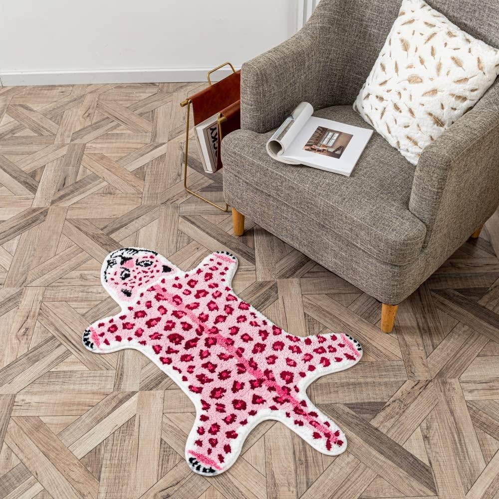 Funny Pink Leopard Bath Mat for Bathroom, Cute Cartoon Bathroom Rugs Non Slip Animal Shaped Absorbent Preppy Bathtub Rug Decor Aesthetic Plush Shower Rugs Machine Washable 23.6x39.3in