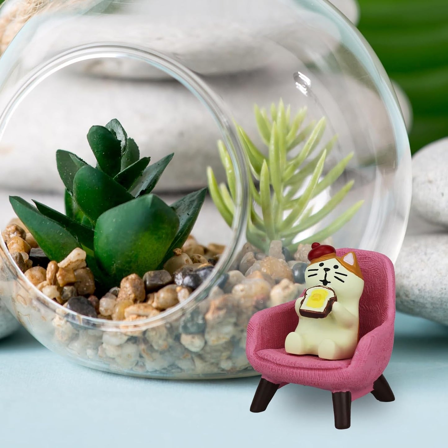 Cute Mini Cat Eating Toast Bread Figurine with Small Sofa Resin Figure for Office Home Decor for Cat Lovers (Pink Sofa)