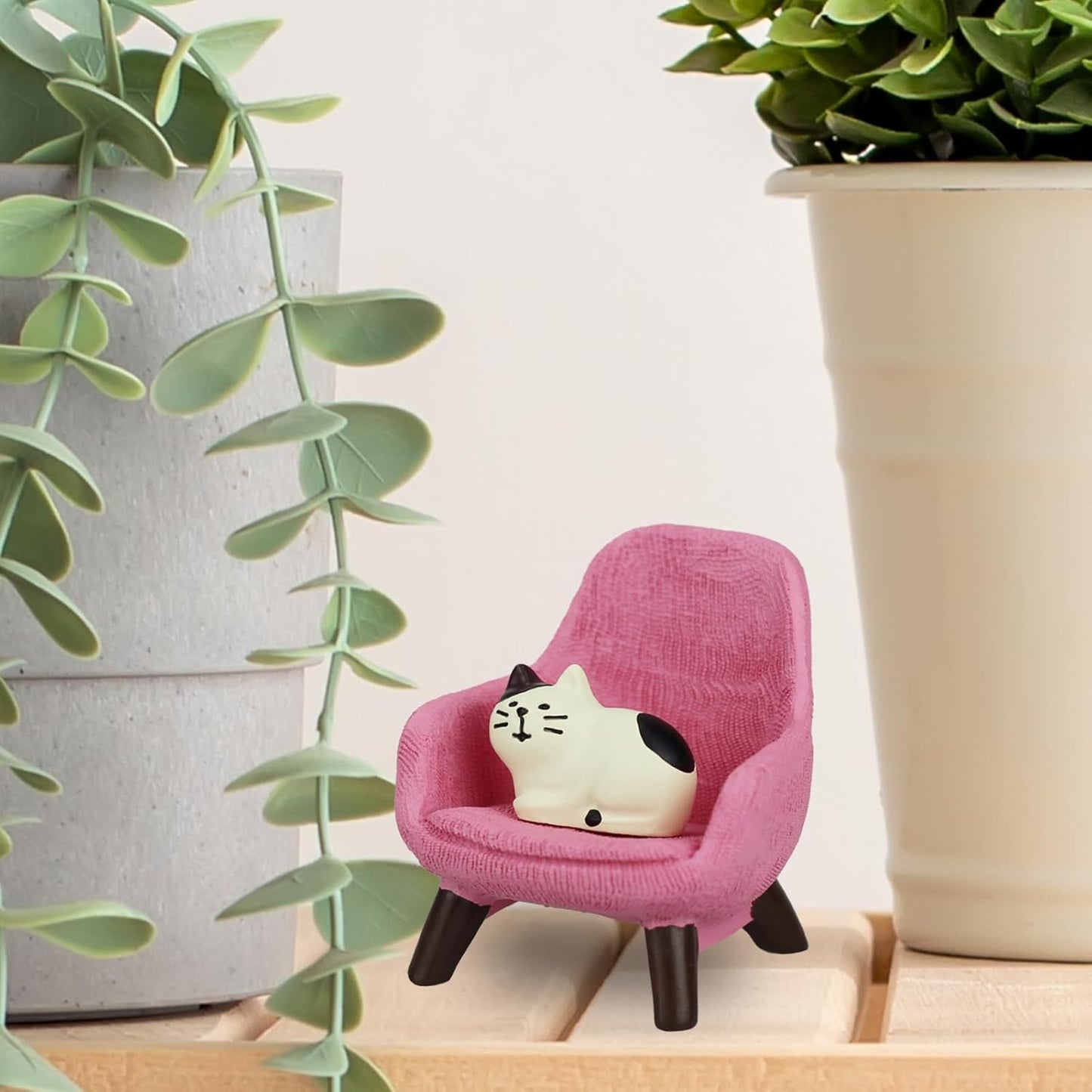 Cute Mini Cat Figurine with Small Sofa Resin Cat Figure for Office Home Decor - Cute Cat Gift for Cat Lovers (Pink Sofa)