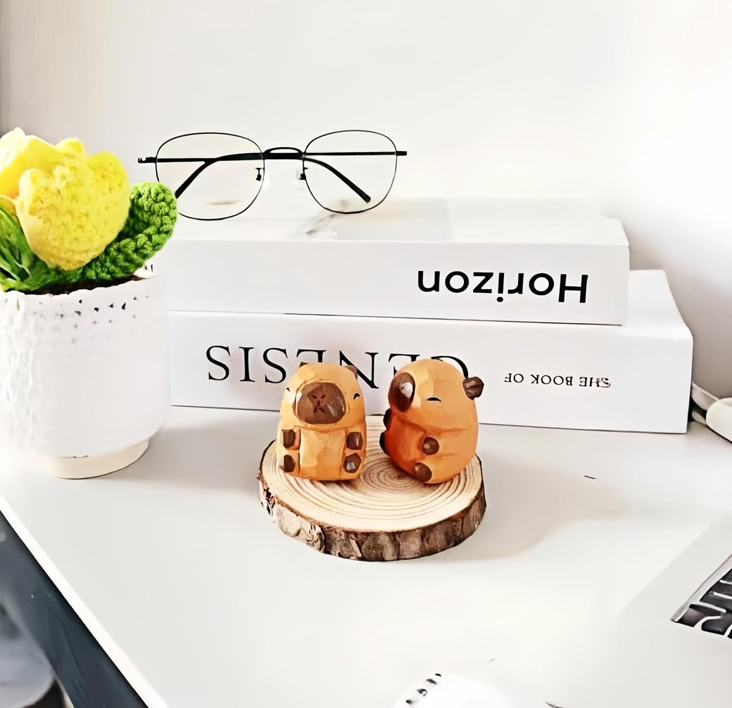 Mini Carved Wooden Capybara Figurines, 3PCS Handmade Capybara Figurine with Base Sculpture Set, Cute Capybara Statue Home Decor Art Carving Work, Desktop Ornaments, Gifts for Boys and Girls