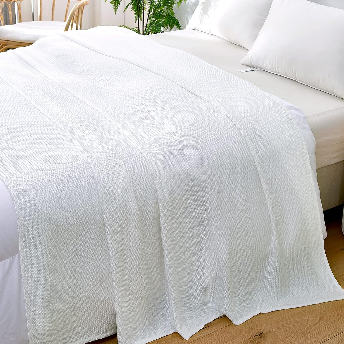 DANGTOP Cooling Blankets, 100% Rayon Derived from Bamboo, Absorbs Body Heat to Keep Cool on Warm Night, Ultra-Cool Lightweight Blanket(90x108 inches, White)