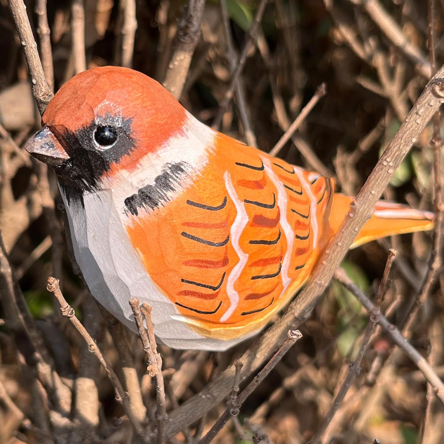Hand Carved Bird Figurines, Hand-Painted Sculpted Wooden Birds, Wood Bird Sculptures for Home Decoration, Hand Crafted Life Like Bird Statues, Ideal Gifts for Bird Lovers (Sparrow)