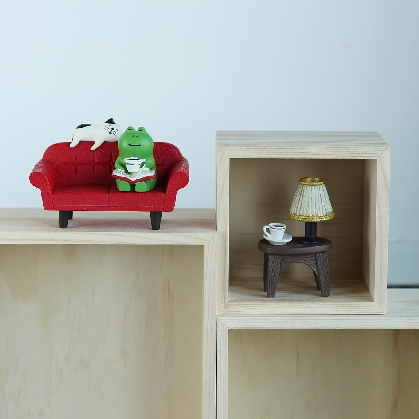 Cute Mini Frog Figurine with Small Sofa and Lamp Table Resin Frog Figure for Office Decor (Red Long Sofa)