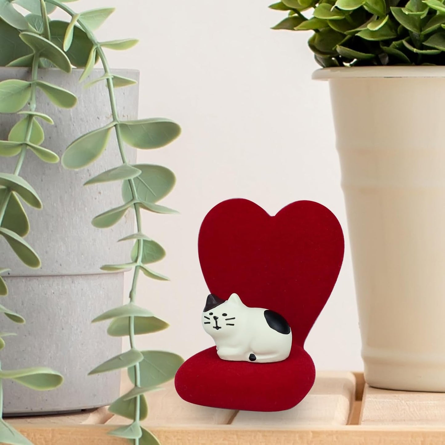 Cute Mini Cat Figurine with Small Sofa Resin Cat Figure for Office Home Decor - Cute Cat Gift for Cat Lovers (Love Shaped Sofa)