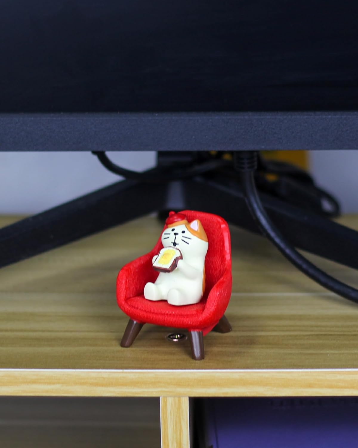Cute Mini Cat Eating Toast Bread Figurine with Small Sofa Resin Figure for Office Home Decor for Cat Lovers (Red Sofa)