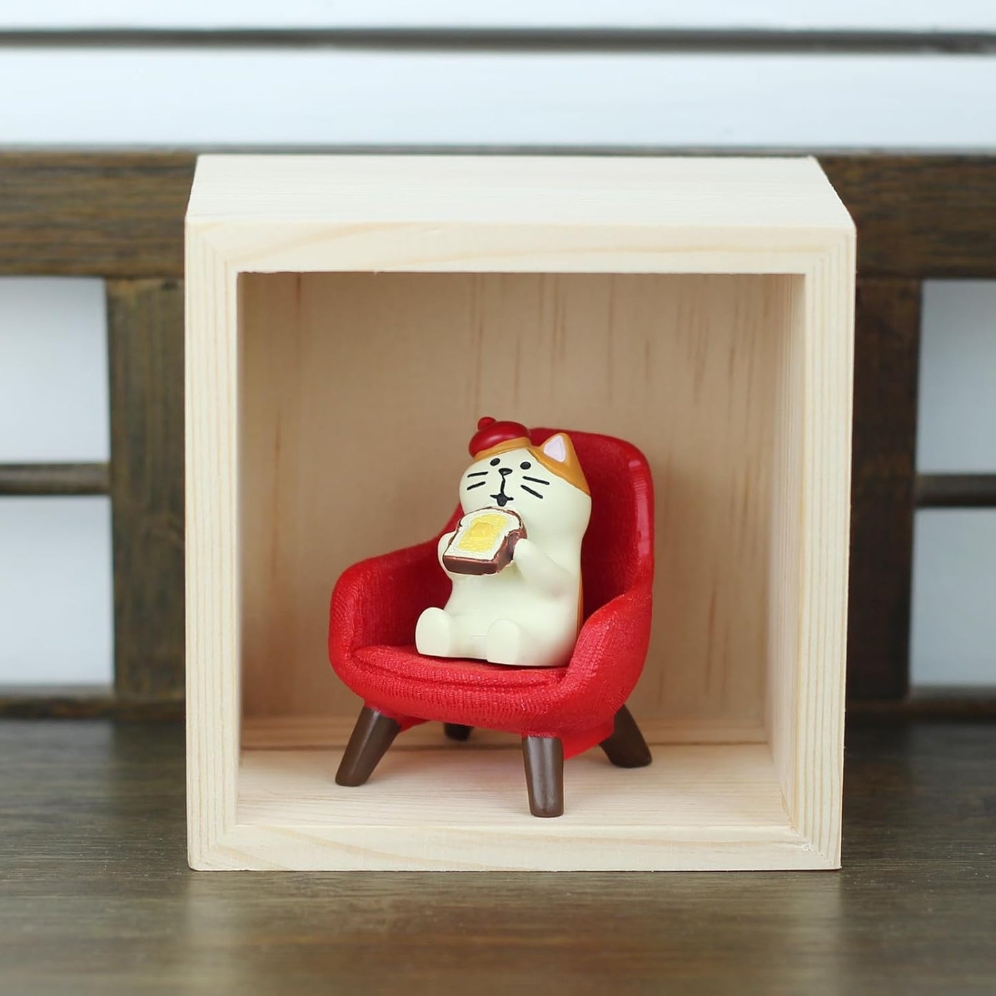 Cute Mini Cat Eating Toast Bread Figurine with Small Sofa Resin Figure for Office Home Decor for Cat Lovers (Red Sofa)