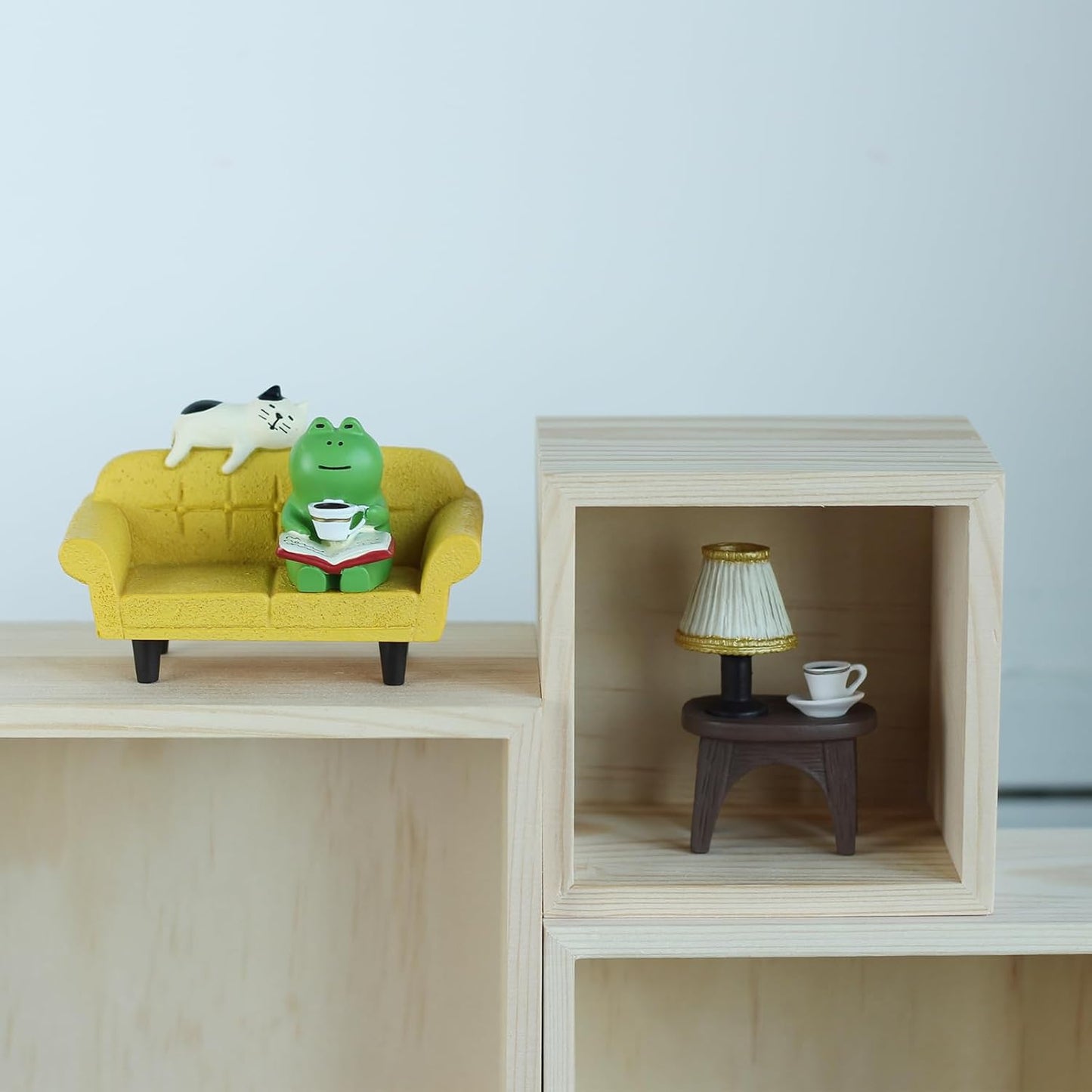 Cute Mini Frog Figurine with Small Sofa and Lamp Table Resin Frog Figure for Office Home Decor - Cute Frog Gift for Frog Lovers (Yellow Sofa)