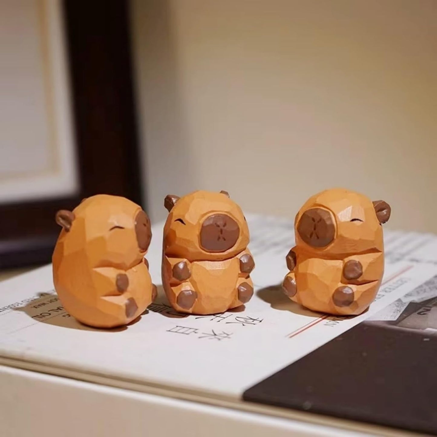 Mini Carved Wooden Capybara Figurines, 3PCS Handmade Capybara Figurine with Base Sculpture Set, Cute Capybara Statue Home Decor Art Carving Work, Desktop Ornaments, Gifts for Boys and Girls