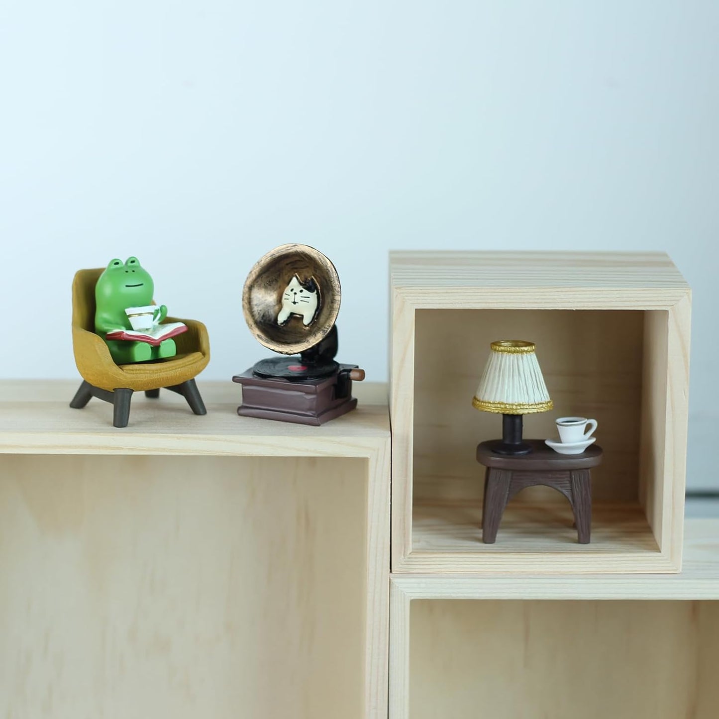 Cute Mini Frog Figurine with Small Sofa Resin Frog Figure for Office Home Decor - Cute Frog Gift for Frog Lovers