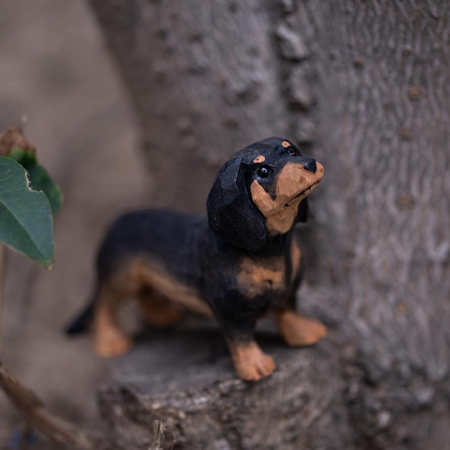 Mini Wooden Dachshund Figurine, 1.6" Hand-Carved Dog Statue, Cute Wiener Dog Collectible Gift with White Box, Rustic Animal Decor for Shelf, Desk or Nursery (Black)
