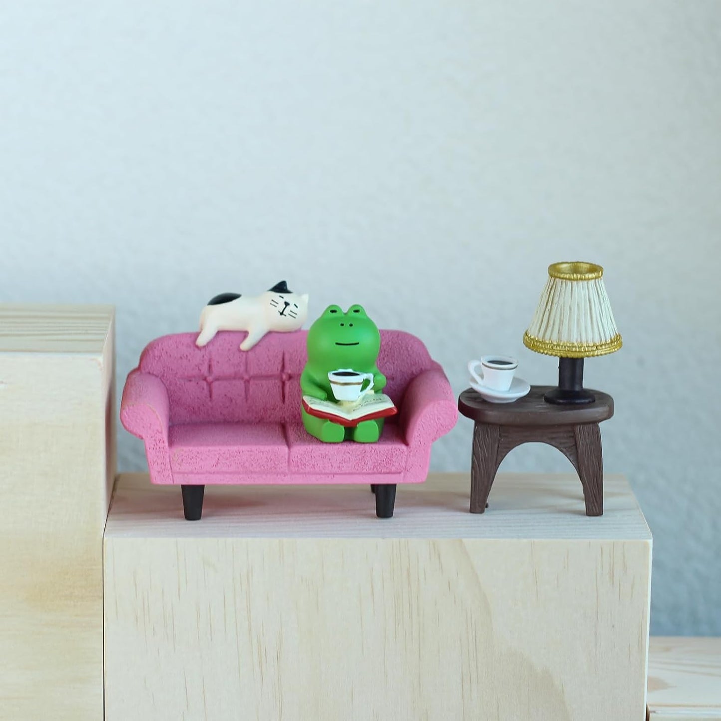 Cute Mini Frog Figurine with Small Sofa and Lamp Table Resin Figure for Office Home Decor for Frog Lovers (Pink Sofa)