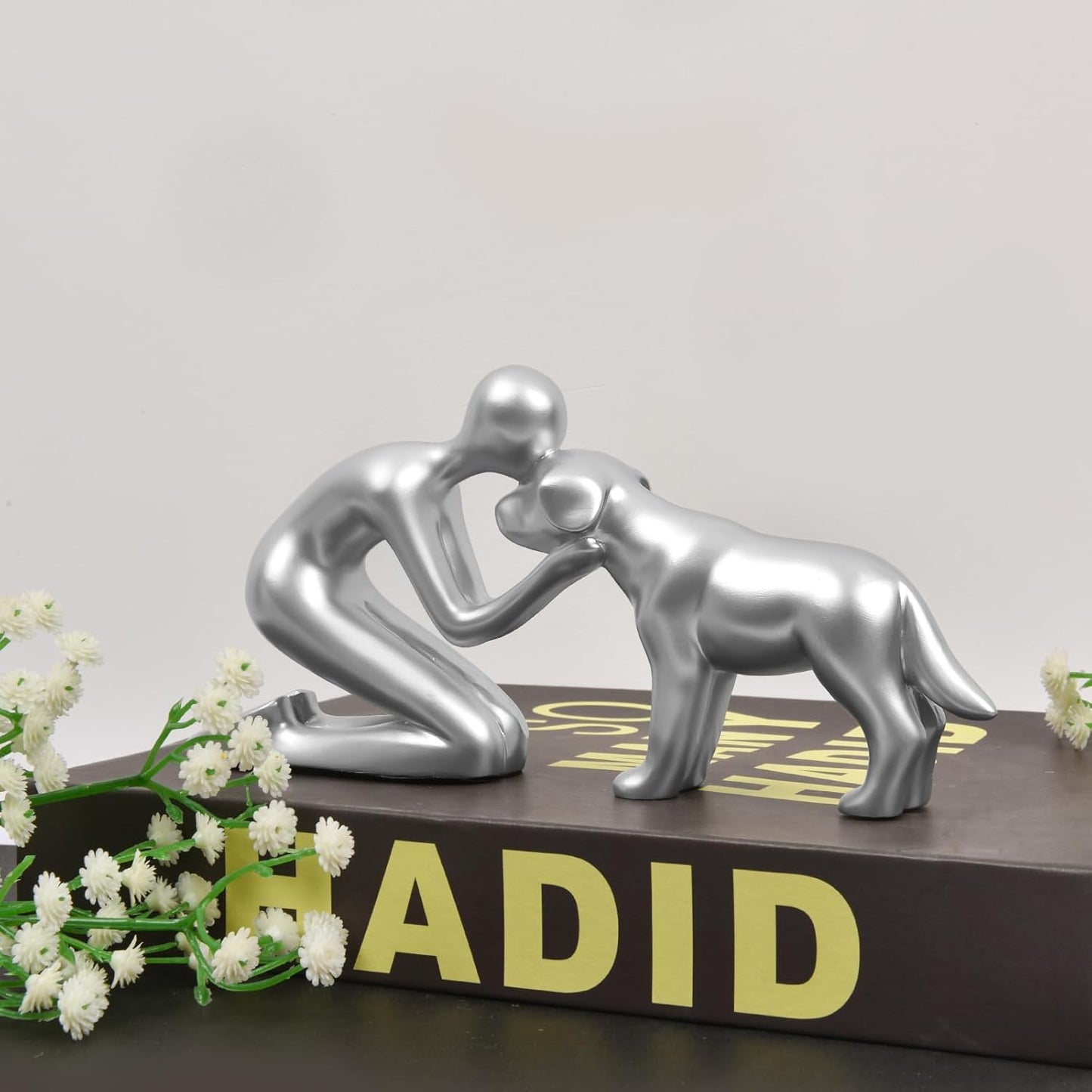 Dog Sculpture Decoration Cute Man and Dog Statue Home Decor for Office、Living Room、Bedroom、Shelf Home， Memory Gifts for Pet Lovers (Silver)