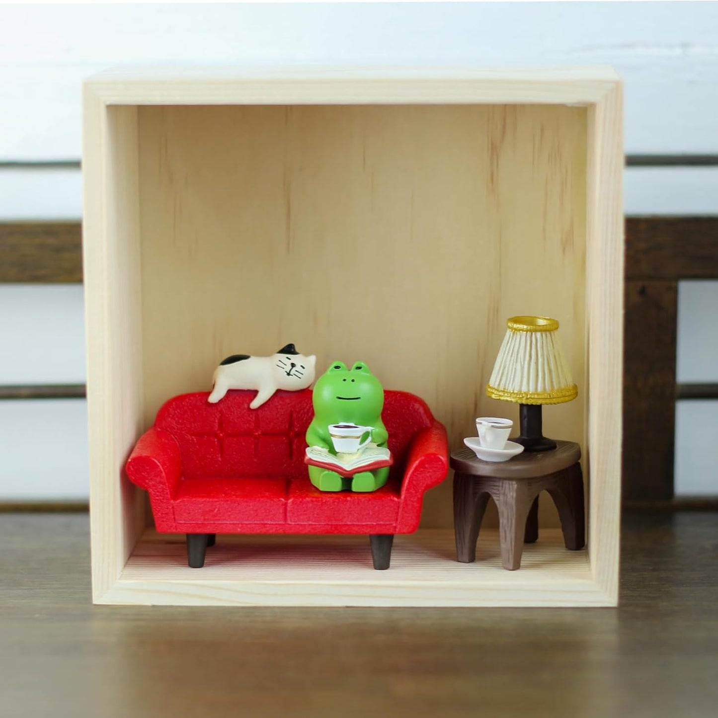 Cute Mini Frog Figurine with Small Sofa and Lamp Table Resin Frog Figure for Office Decor (Red Long Sofa)