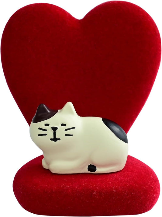 Cute Mini Cat Figurine with Small Sofa Resin Cat Figure for Office Home Decor - Cute Cat Gift for Cat Lovers (Love Shaped Sofa)