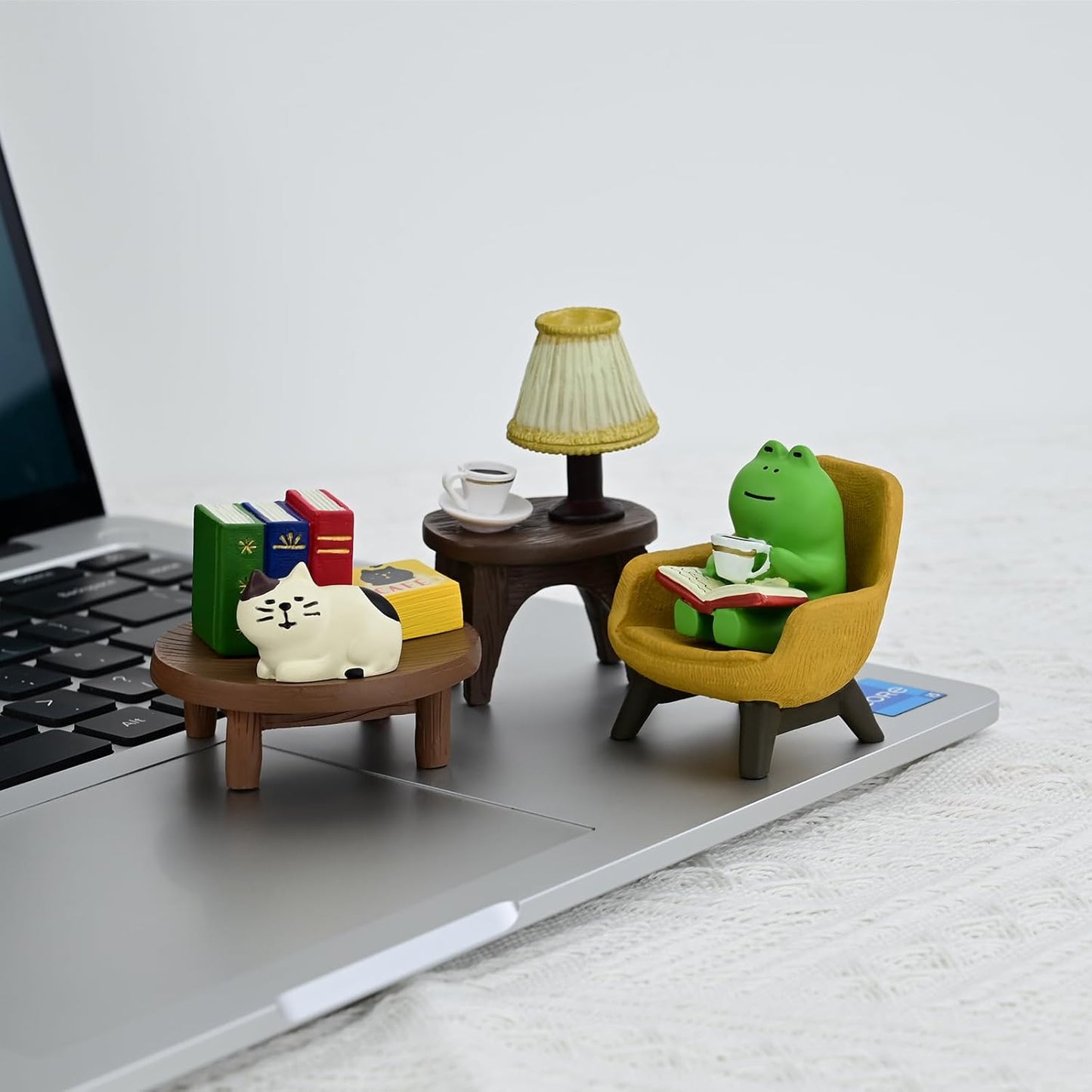 Miniature Frog Figurines Statue, Adorable Frog Collectibles for Desk and Bedroom Decor, Perfect Indoor Home Decorations and Gifts Set