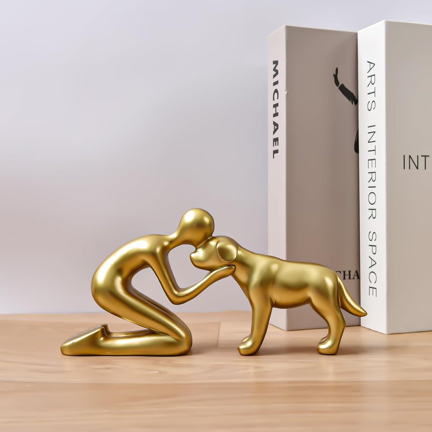 Dog Sculpture Decoration Cute Man and Dog Statue Home Decor for Office、Living Room、Bedroom、Shelf Home， Memory Gifts for Pet Lovers (Golden)