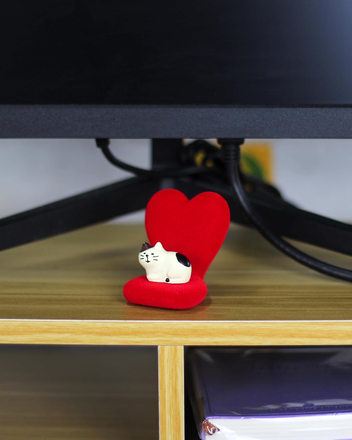 Cute Mini Cat Figurine with Small Sofa Resin Cat Figure for Office Home Decor - Cute Cat Gift for Cat Lovers (Love Shaped Sofa)