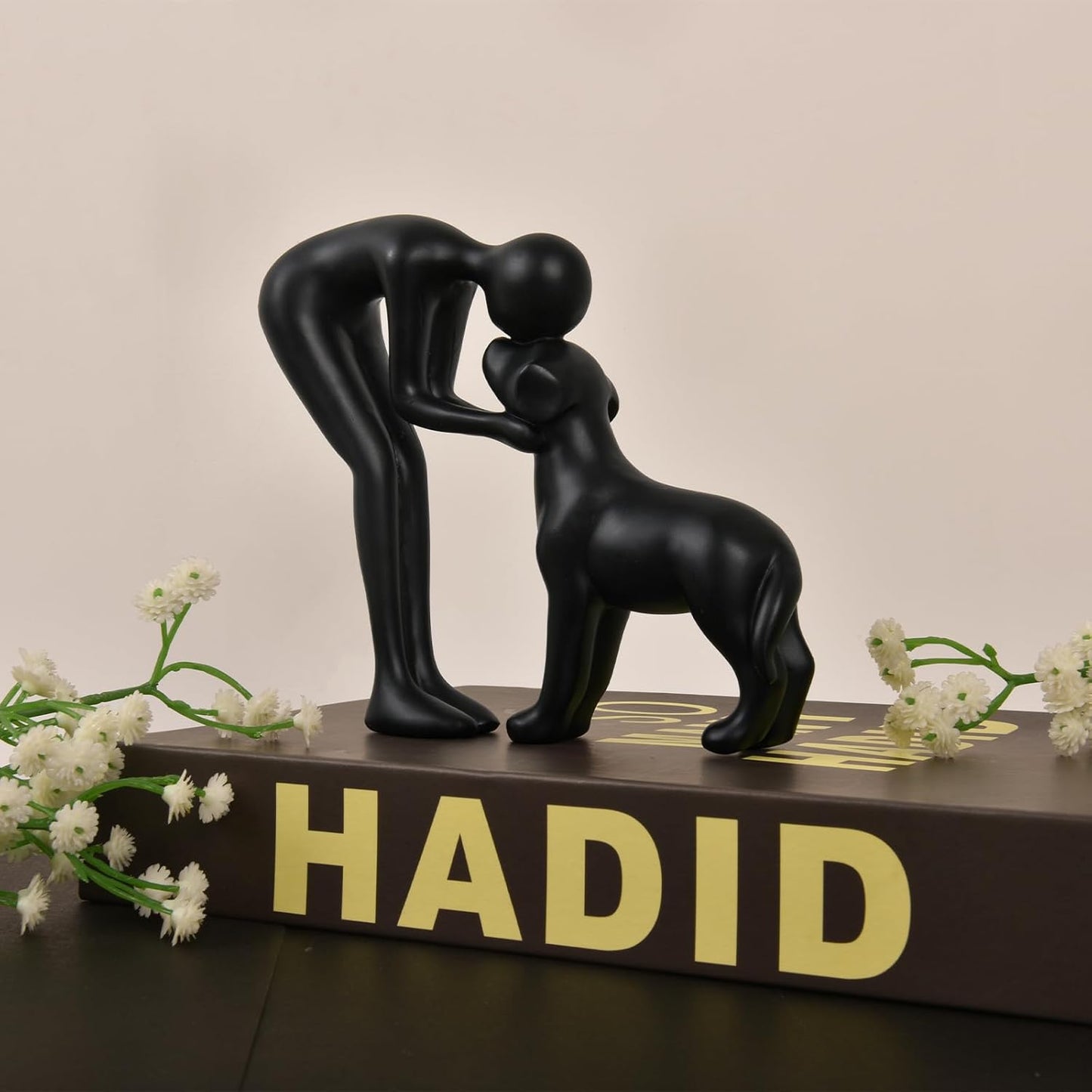 Dog Sculpture Home Decor Cute Man and Dog Statue Decoration for Office、Living Room、Bedroom、Home， Memory Gifts for Pet Lovers (Black)