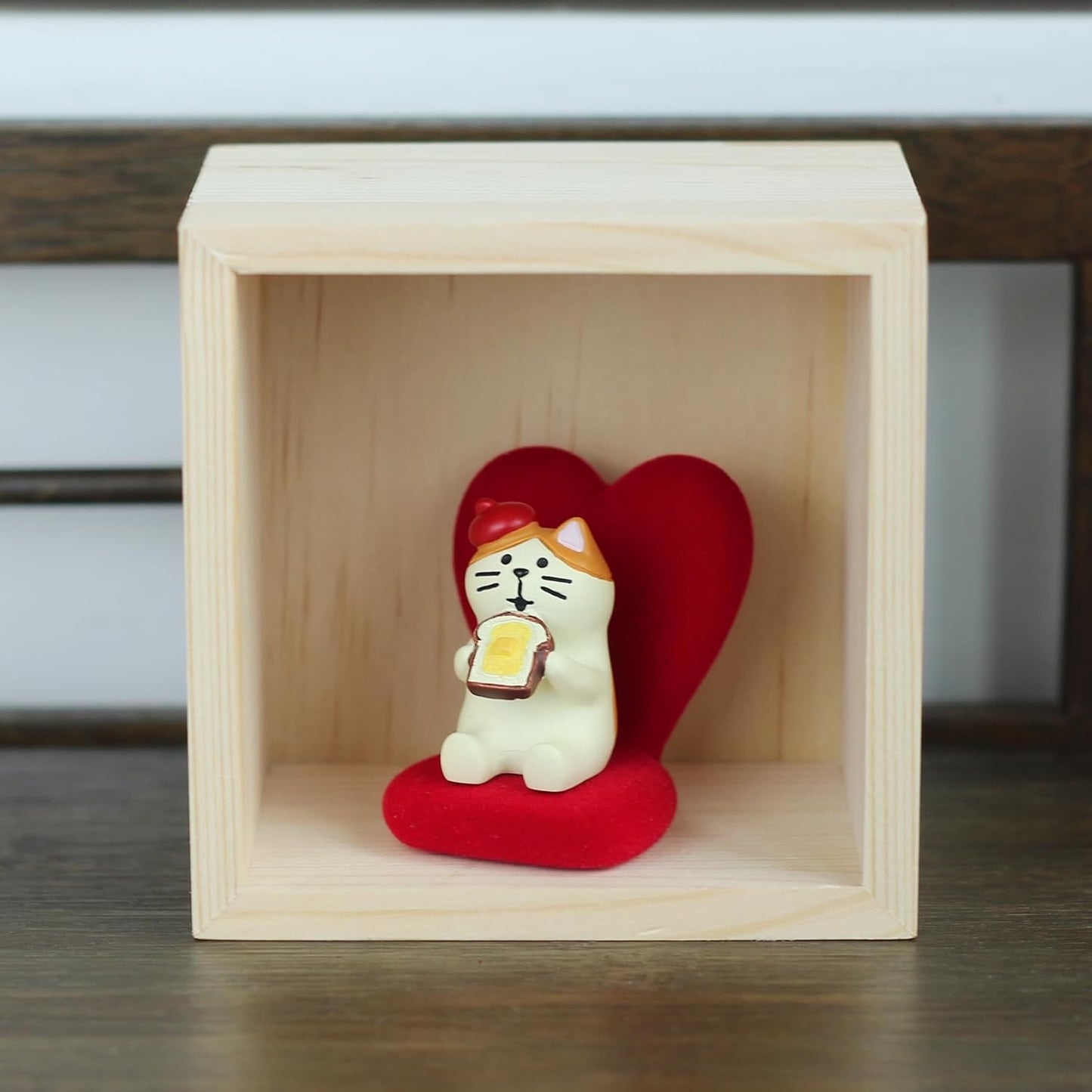 Cute Mini Cat Eating Toast Bread Figurine with Small Sofa Resin Figure for Office Home Decor for Cat Lovers (Love Shaped Sofa)