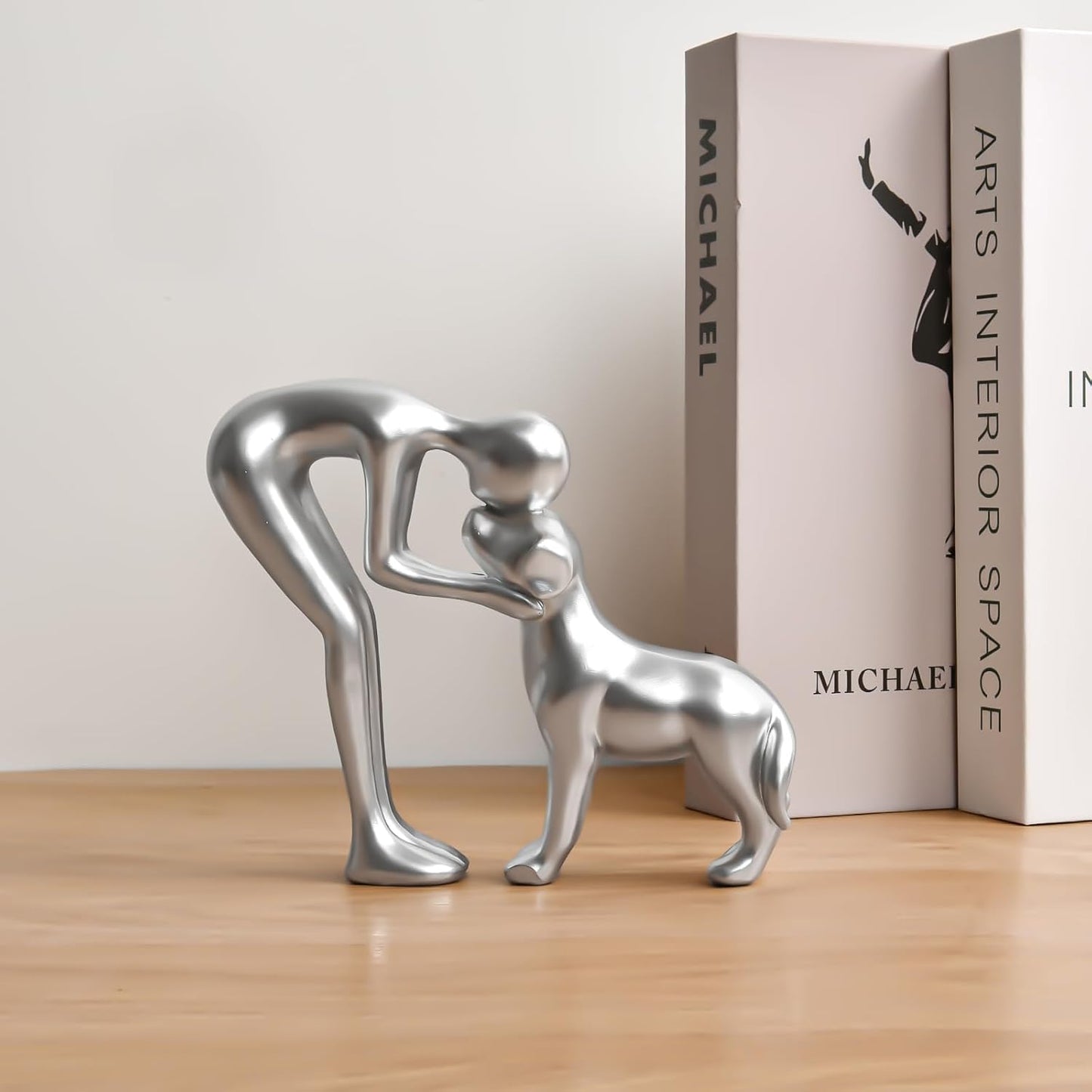 Cute Pet Sculpture Home Decor Man and Dog Statue Decoration for Office、Living Room、Bedroom、Home， Memory Gifts for Dog Lovers (Silver)