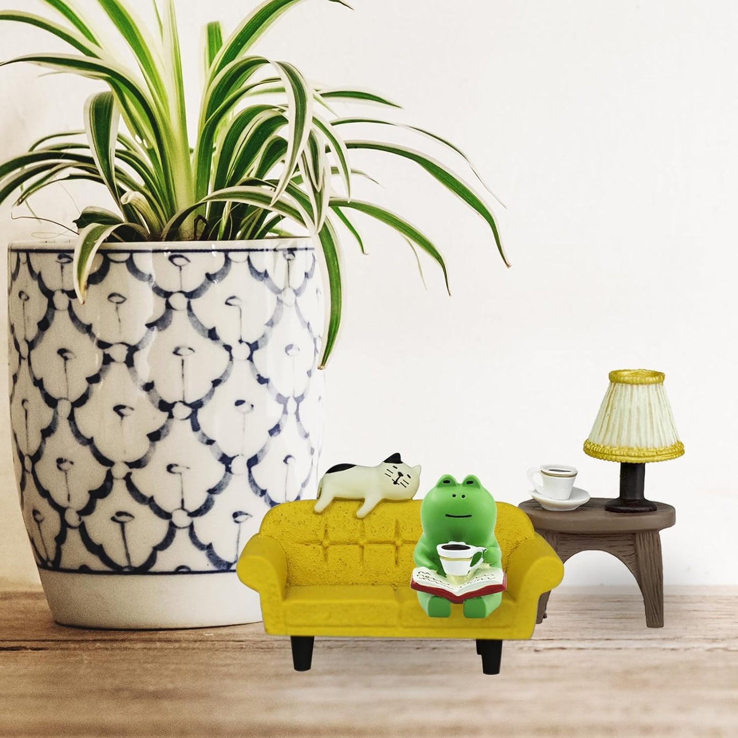 Cute Mini Frog Figurine with Small Sofa and Lamp Table Resin Frog Figure for Office Home Decor - Cute Frog Gift for Frog Lovers (Yellow Sofa)