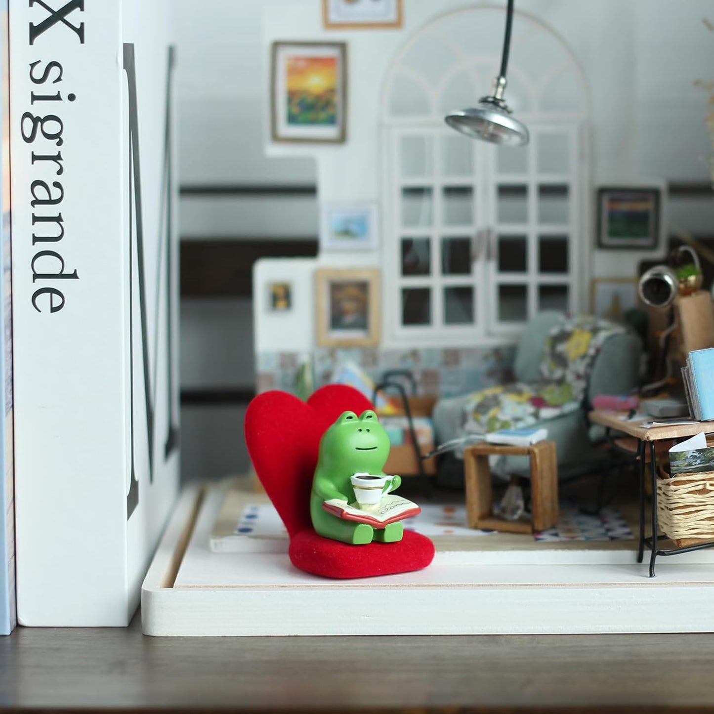 Cute Mini Frog Figurine with Small Sofa Resin Frog Figure for Office Home Decor - Cute Frog Gift for Frog Lovers (Love Shaped Sofa)