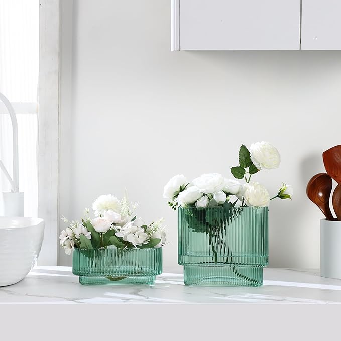 Short Glass Vases, Set of 2 Green Glass Vases for Tulips, Ribbed Vase for Flowers, Modern Small Vase for Living Room, Dining Room, Bathroom, Desk, Shelf, Wedding, Office