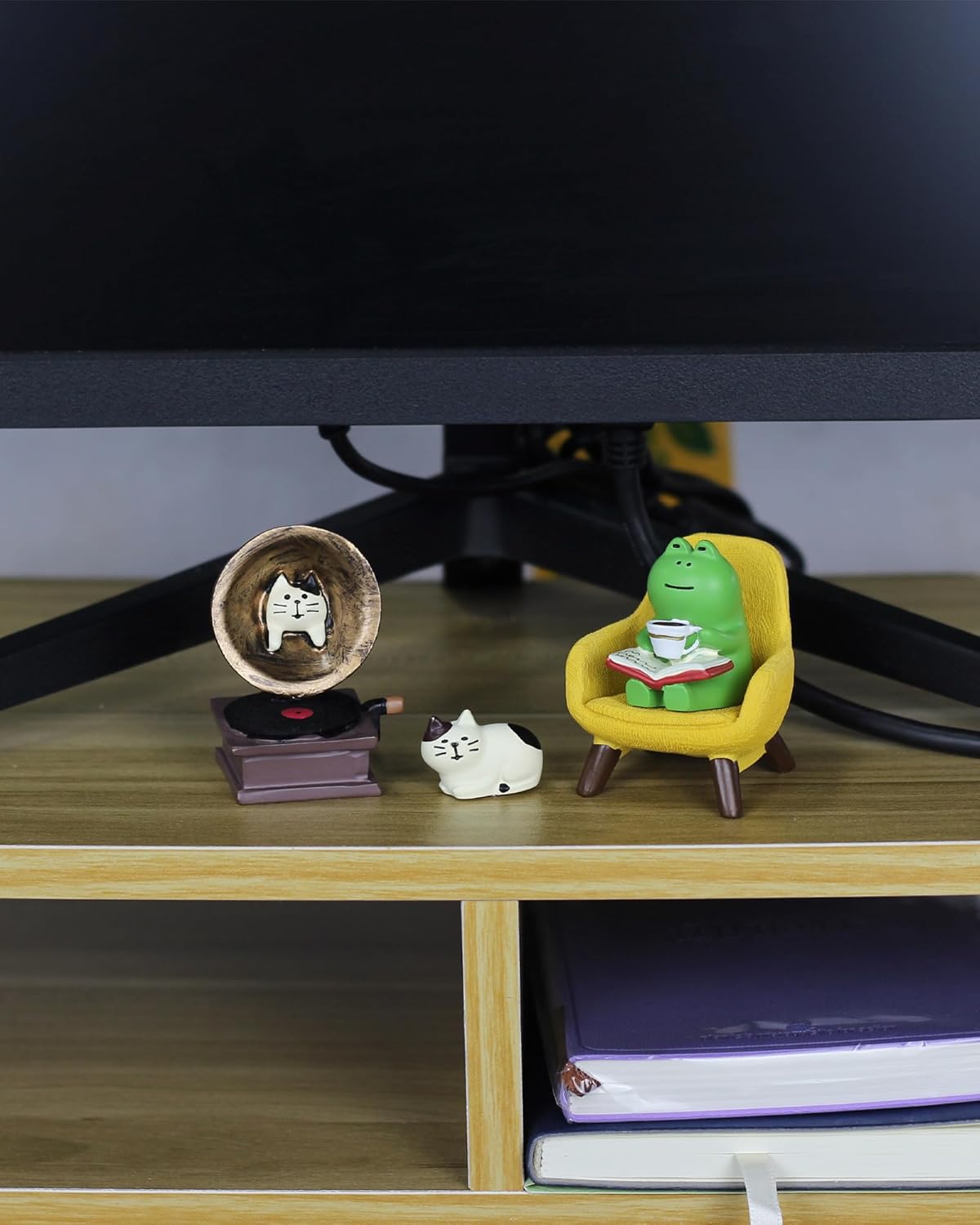 Cute Mini Frog Figurine with Small Sofa Resin Frog Figure for Office Home Decor - Cute Frog Gift for Frog Lovers