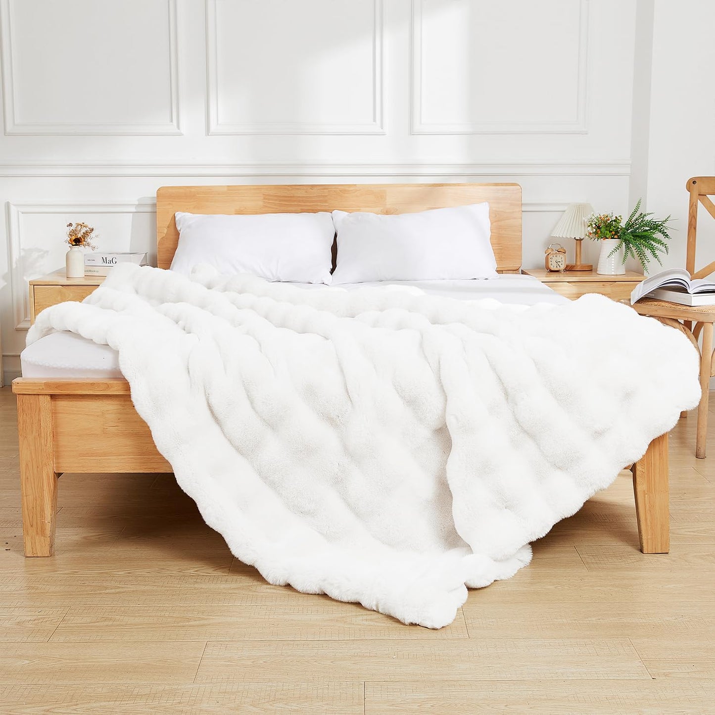 Latepis White Throw Blanket for Couch, Soft Faux Fur Bubble Blankets for Sofa Bedroom Living Room, Cozy Warm Fluffy Blanket for Winter, Great Birthday Gift Selection, 50x60 Inch, 860GSM