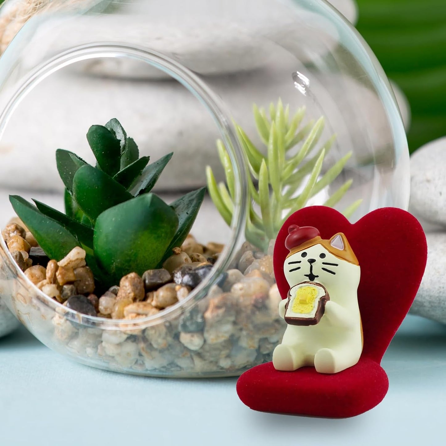 Cute Mini Cat Eating Toast Bread Figurine with Small Sofa Resin Figure for Office Home Decor for Cat Lovers (Love Shaped Sofa)