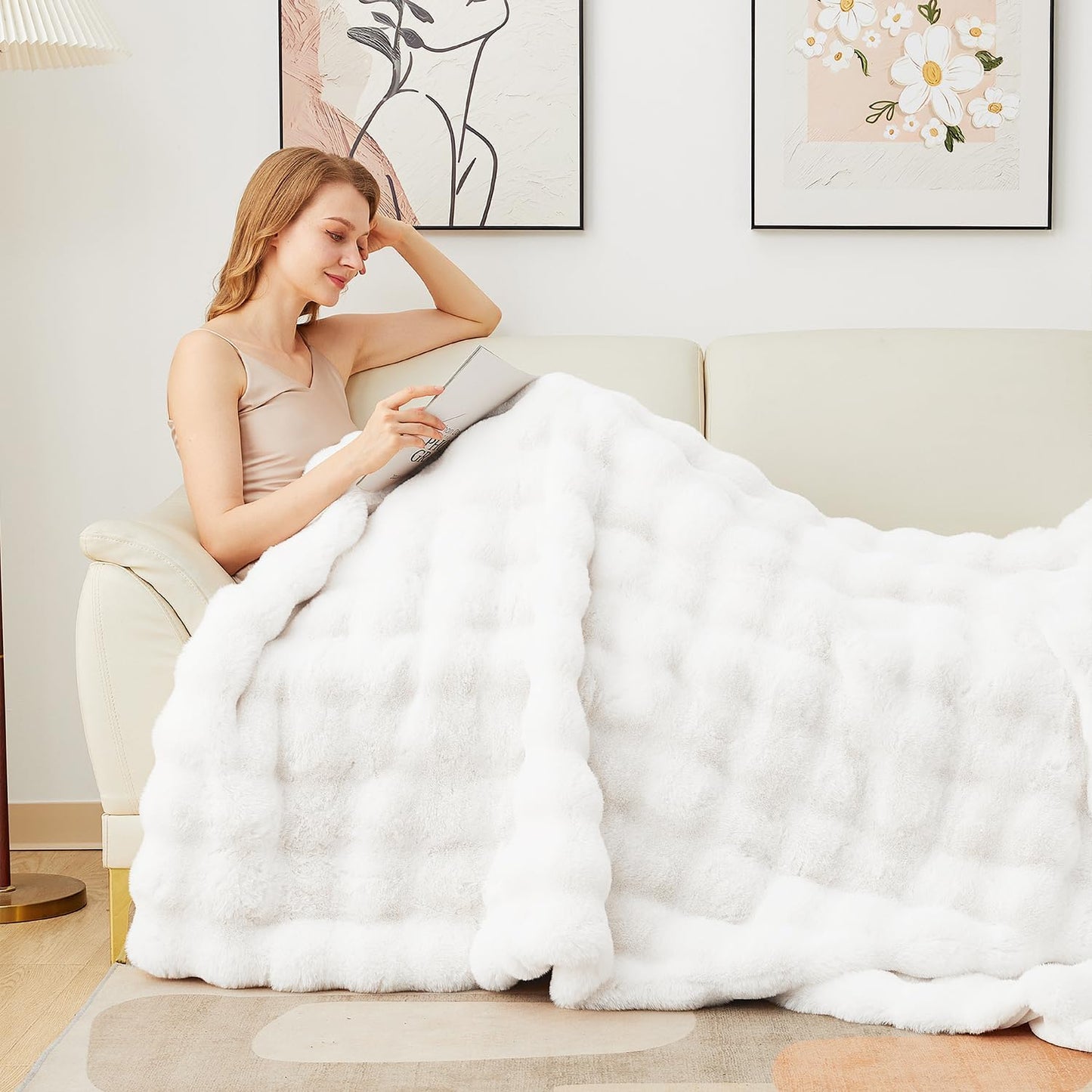 Latepis White Faux Fur King Blanket Cozy Bubble Blanket Soft Fuzzy Thick Living Room Blanket for Bed Sofa Bedroom Plush Fluffy Warm Blanket for All Seasons Luxury Throw Blanket 90x108 Inch, 860gsm