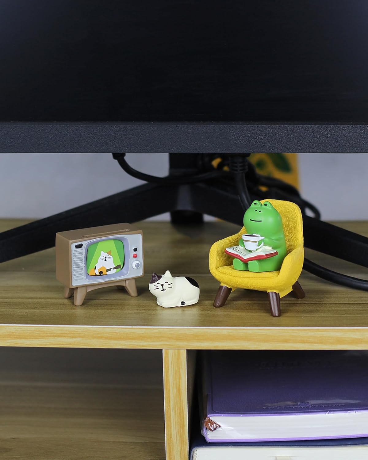 Cute Mini Frog and Cat Figurine with Small Sofa and TV Resin Figure for Office Home Decor Perfect Cute Frog Gift and Cat Gift