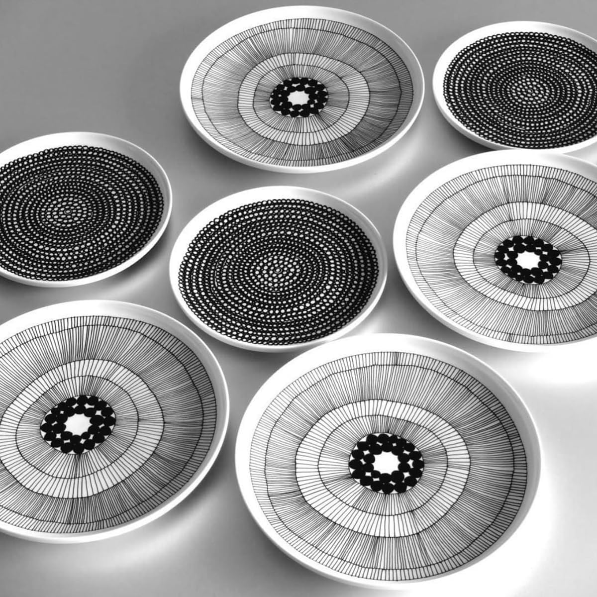 MARIMEKKO Oiva Siirtolapuutarha Dinner Plate — Refine Your Kitchen Décor with Our Iconic Black & White Stoneware — Stylish White Porcelain Dinner Plates to Elevate Your Dining Experience (10”)
