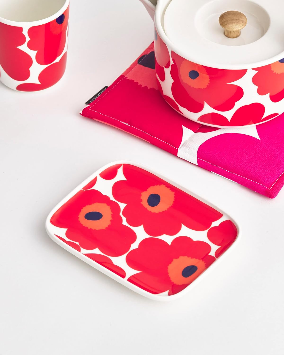MARIMEKKO Unikko Oiva Stoneware Rectangular Plate — Refine Your Kitchen Décor with Our Iconic Red & White Stoneware — Serving Plates to Elevate Your Dining Experience (6 in x 5 in)