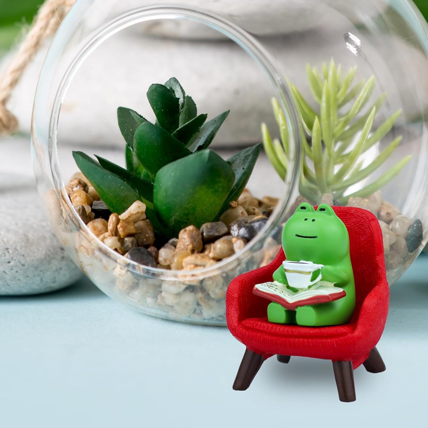 Cute Mini Frog Figurine with Small Sofa Resin Frog Figure for Office Home Decor - Cute Frog Gift for Frog Lovers (Red Sofa)