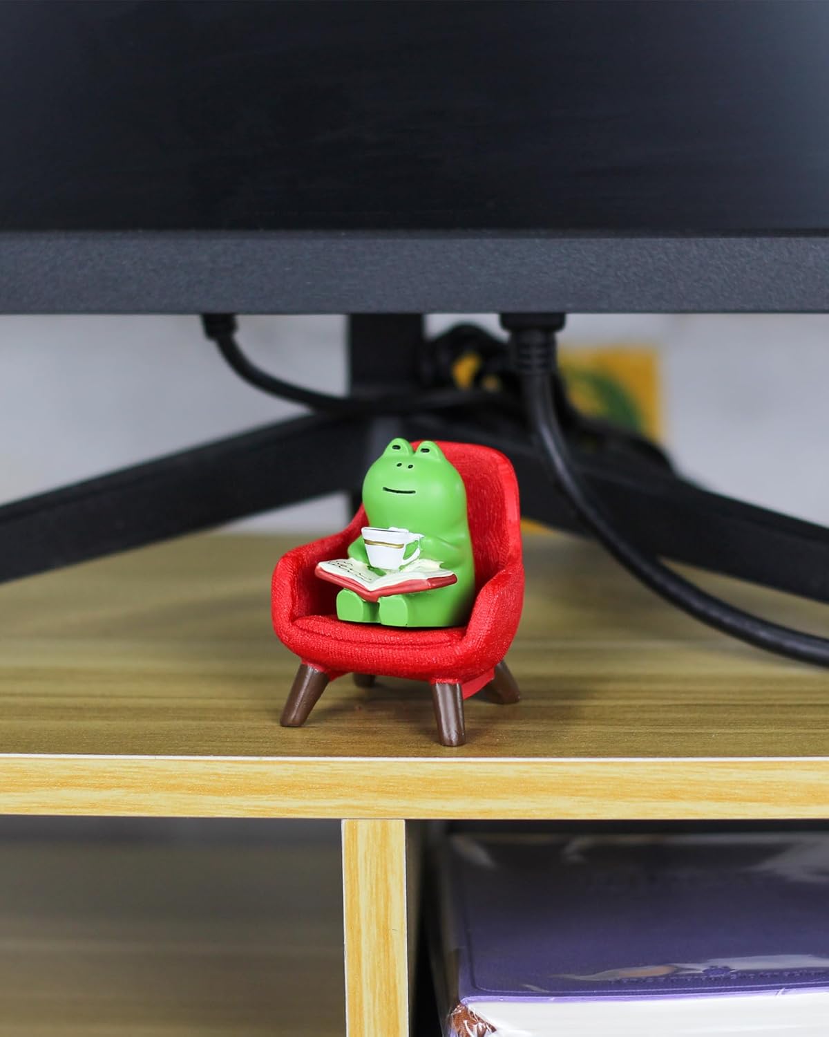 Cute Mini Frog Figurine with Small Sofa Resin Frog Figure for Office Home Decor - Cute Frog Gift for Frog Lovers (Red Sofa)