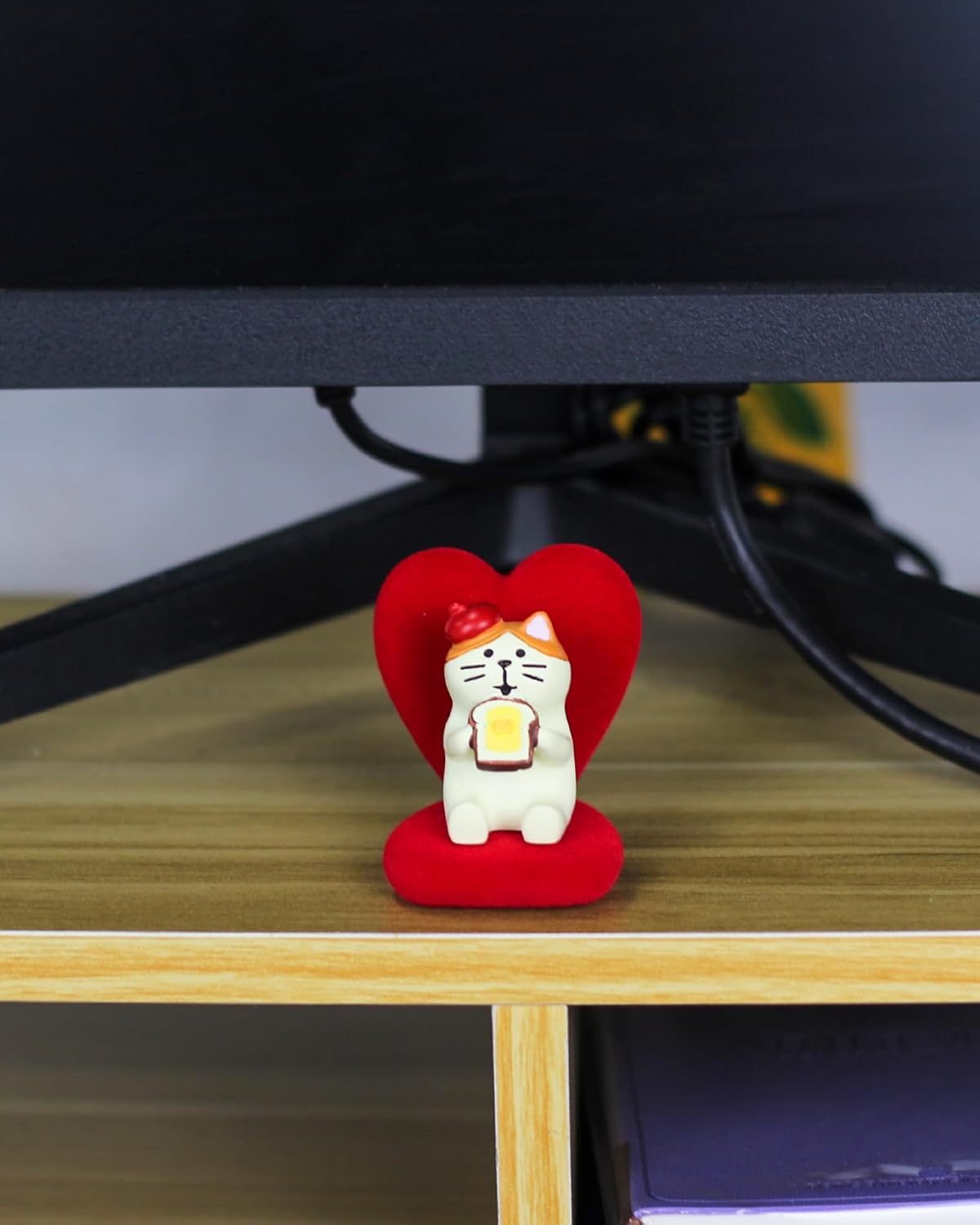 Cute Mini Cat Eating Toast Bread Figurine with Small Sofa Resin Figure for Office Home Decor for Cat Lovers (Love Shaped Sofa)