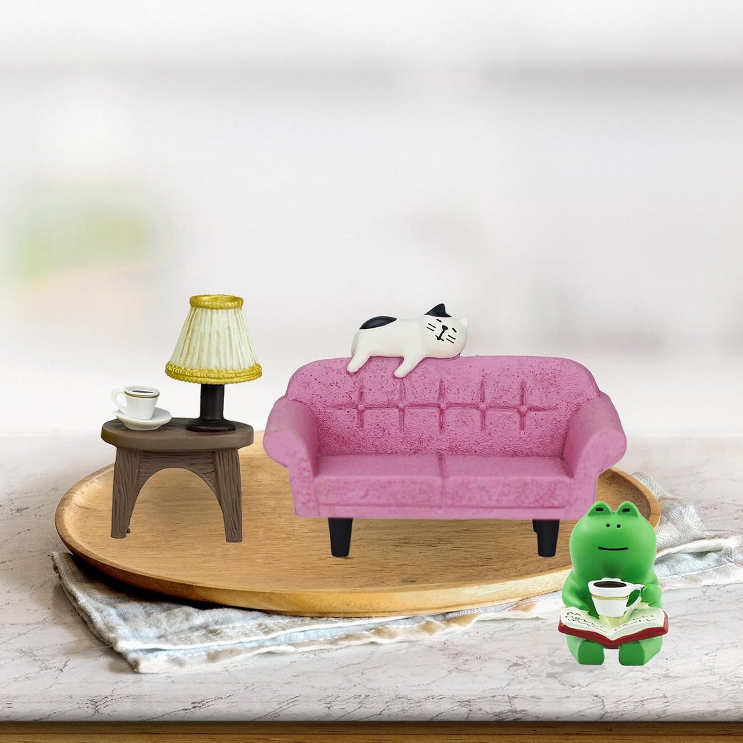 Cute Mini Frog Figurine with Small Sofa and Lamp Table Resin Figure for Office Home Decor for Frog Lovers (Pink Sofa)