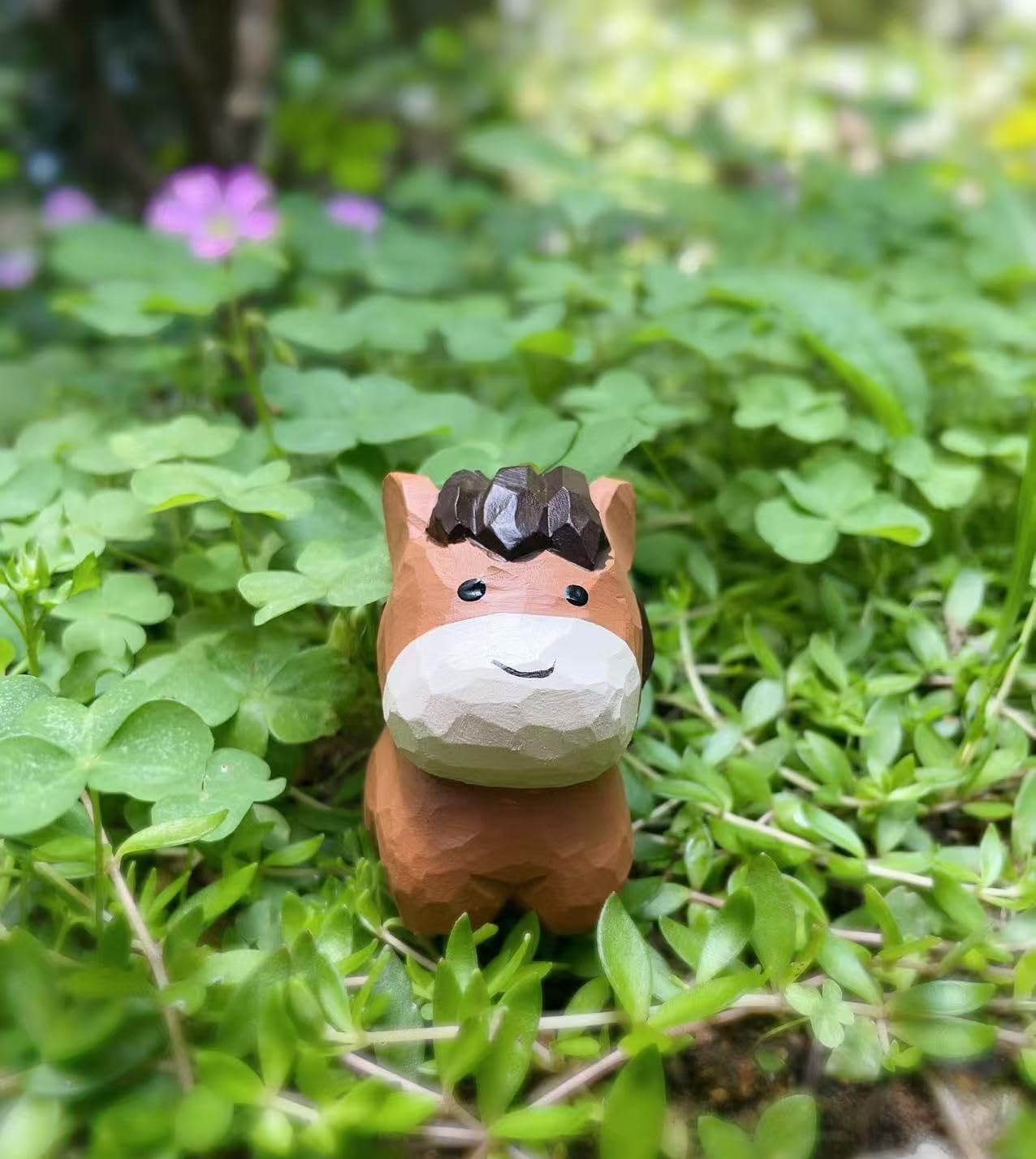 Hand Carved Small Horse Figurines Craft, 2PCS Wooden Horse Figurine with Base, Cute Desktop Decor, Wooden Animal Statue Home Decor, Gifts for Family Classmates Teachers