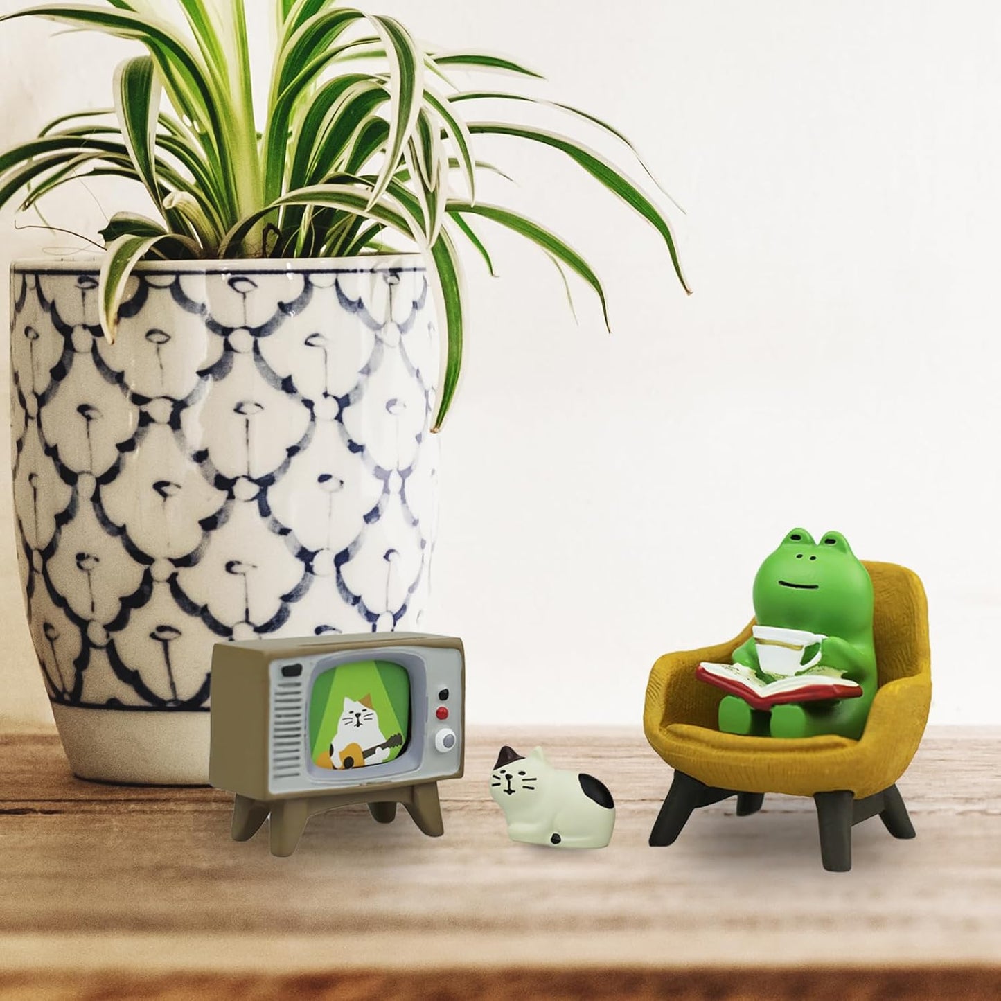 Cute Mini Frog and Cat Figurine with Small Sofa and TV Resin Figure for Office Home Decor Perfect Cute Frog Gift and Cat Gift