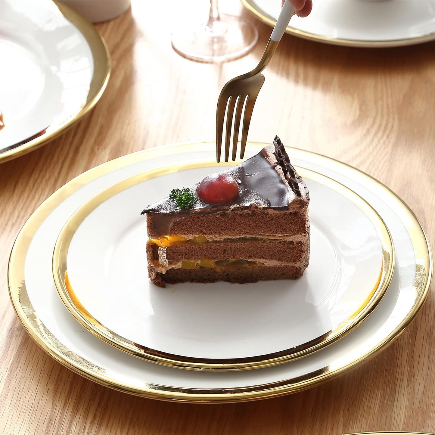 Dinner Plates, Set of 6, 10 inch,White Porcelain with Gold Trim，Appetizer Plates,Ceramic Round Dessert Serving Plates for Bread, Salad, Snack and Finger Food,Elegant Ceramic Dinner Plates