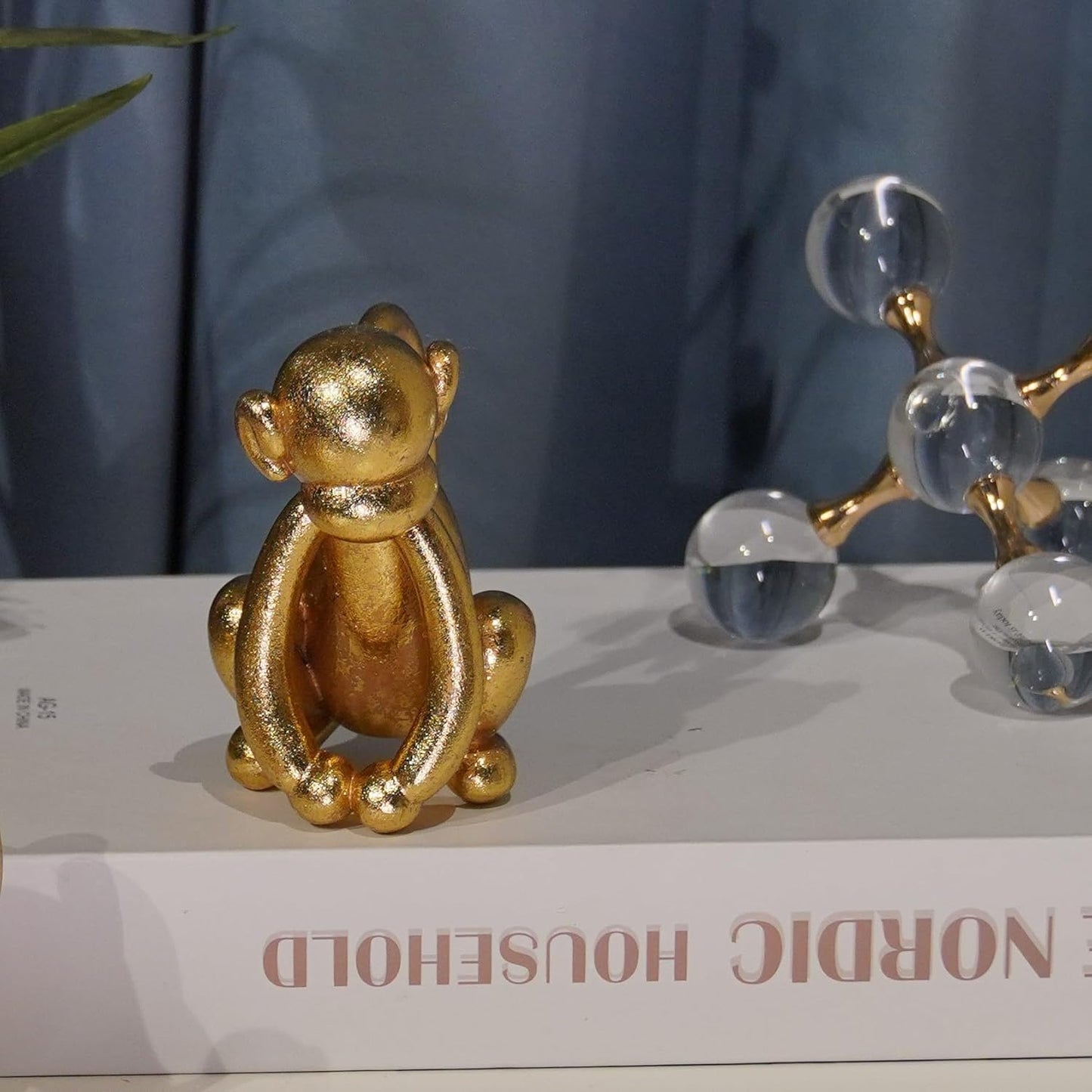 Guichifun Monkey Decor Figurine Home Décor - Cute Resin Gold Twisted Balloon Monkey Figurines for Shelf Bookshelf TV Stand Modern Décor Bedroom Office Decorations Ideal Gift 3 x 2.25 x 3.5 Inch