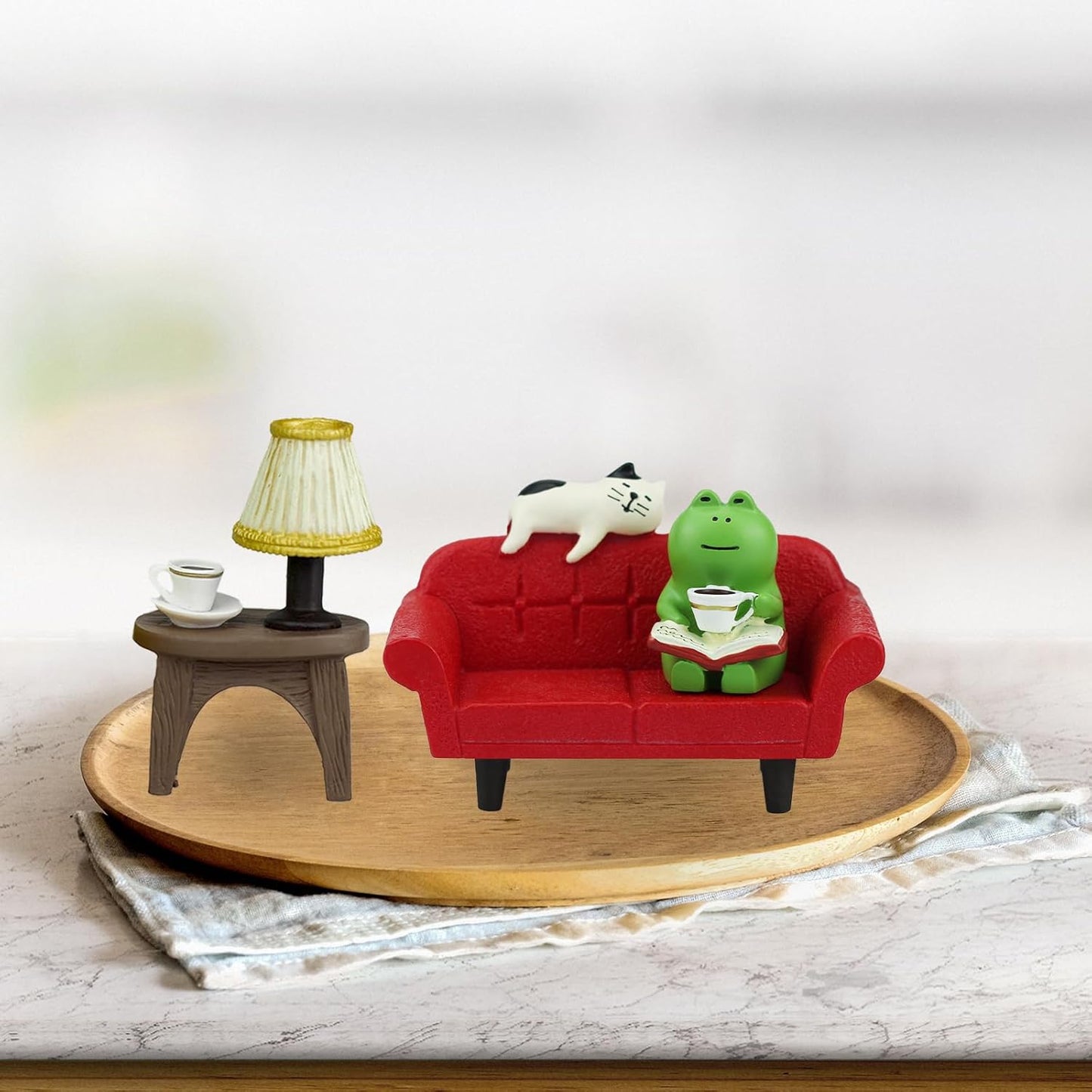 Cute Mini Frog Figurine with Small Sofa and Lamp Table Resin Frog Figure for Office Decor (Red Long Sofa)