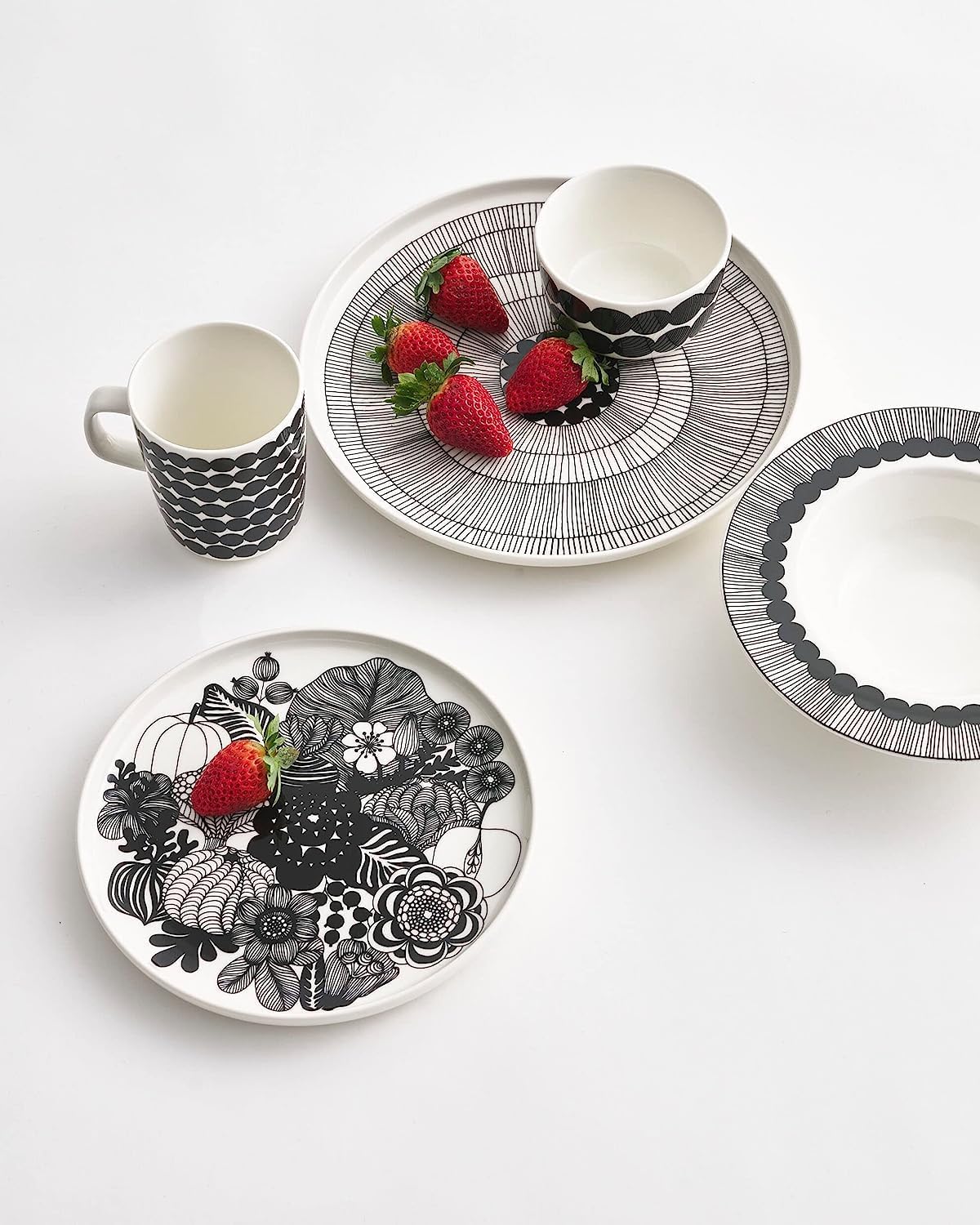 MARIMEKKO Oiva Siirtolapuutarha Dinner Plate — Refine Your Kitchen Décor with Our Iconic Black & White Stoneware — Stylish White Porcelain Dinner Plates to Elevate Your Dining Experience (10”)