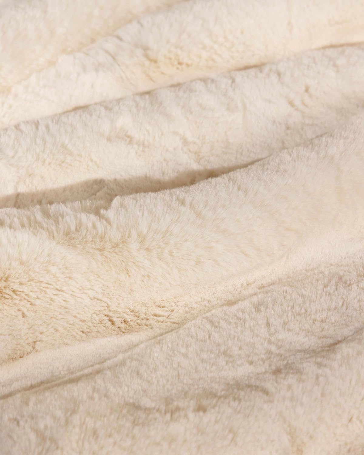 Cozy Earth Cuddle Blanket - Faux Fur Ultra-Soft Luxury Throw Blanket - Thick & Cozy Oversized Design for Lounging or Sharing - Machine Washable - Throw 60" x 50" Crème