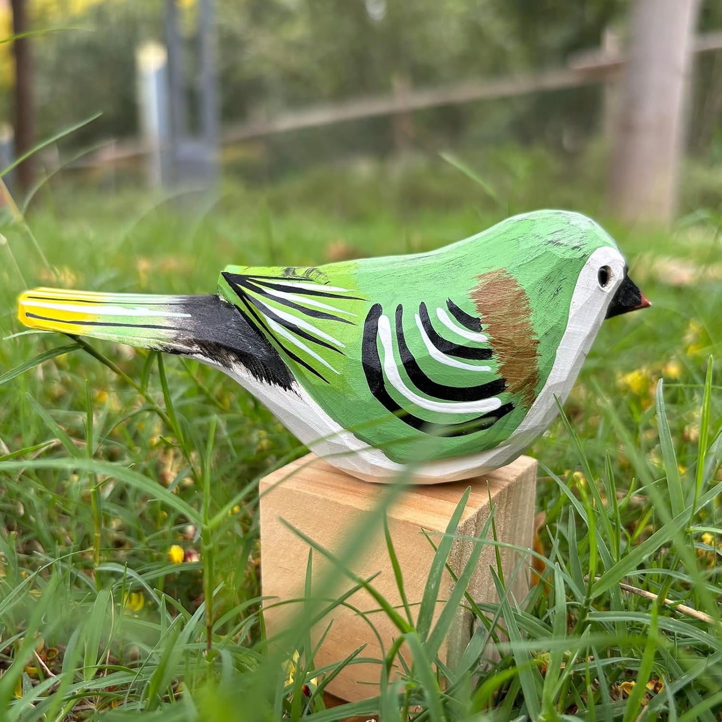 Hand Carved Bird Figurines, Hand-Painted Sculpted Wooden Birds, Wood Bird Sculptures for Home Decoration, Hand Crafted Life Like Bird Statues, Ideal Gifts for Bird Lovers (Jamaican Tody)