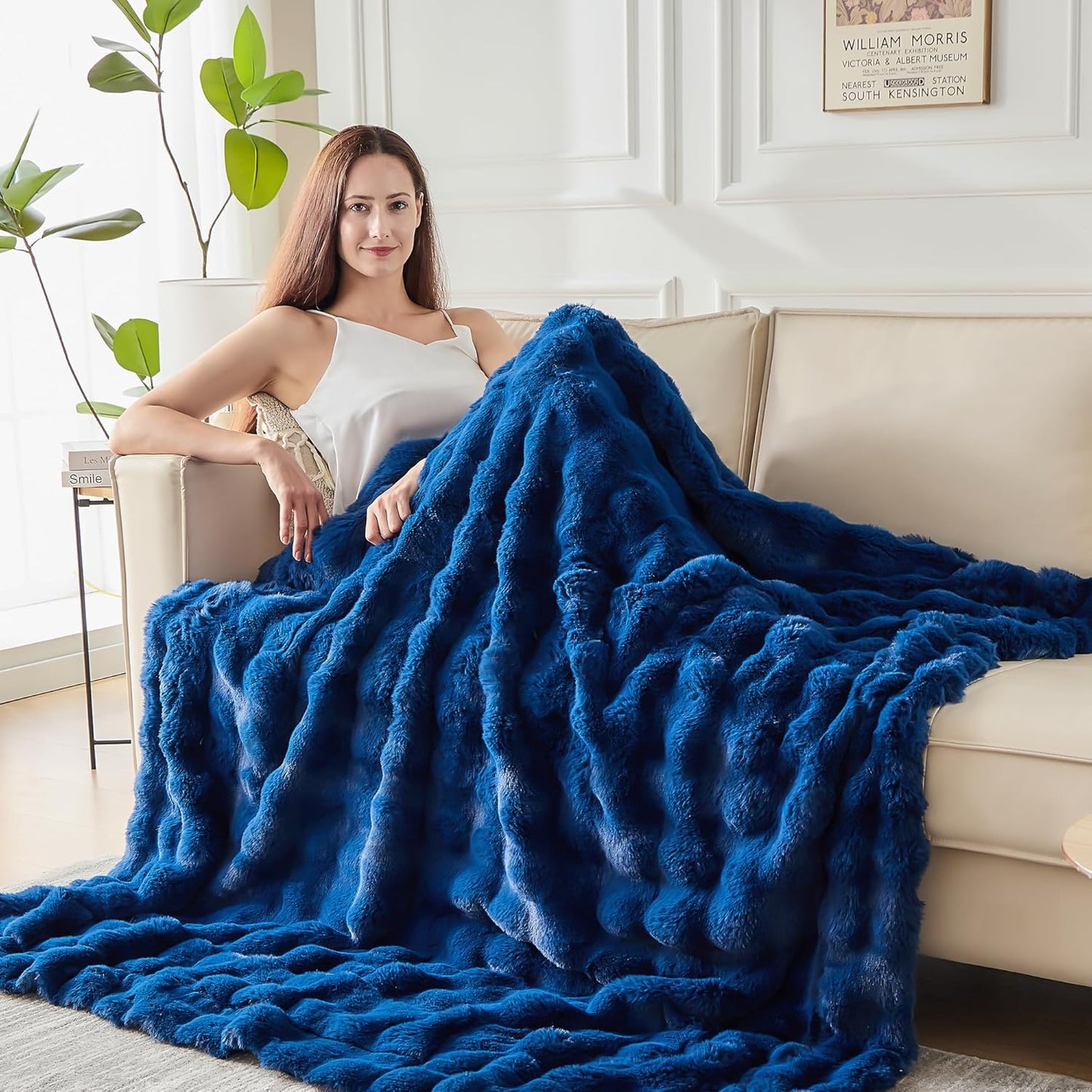 Luxury 1000GSM Faux Rabbit Fur Throw Blanket, Super Heavy Warm Cozy Blankets for Couch Bed Sofa, Bubble Plush Fuzzy Elegant Soft Reversible Mink Blanket for Living Room Bedroom, Navy Blue