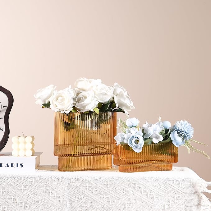 Short Glass Vases, Set of 2 Amber Glass Vases for Tulips, Ribbed Vase for Flowers, Modern Small Vase for Living Room, Dining Room, Bathroom, Desk, Shelf, Wedding, Office