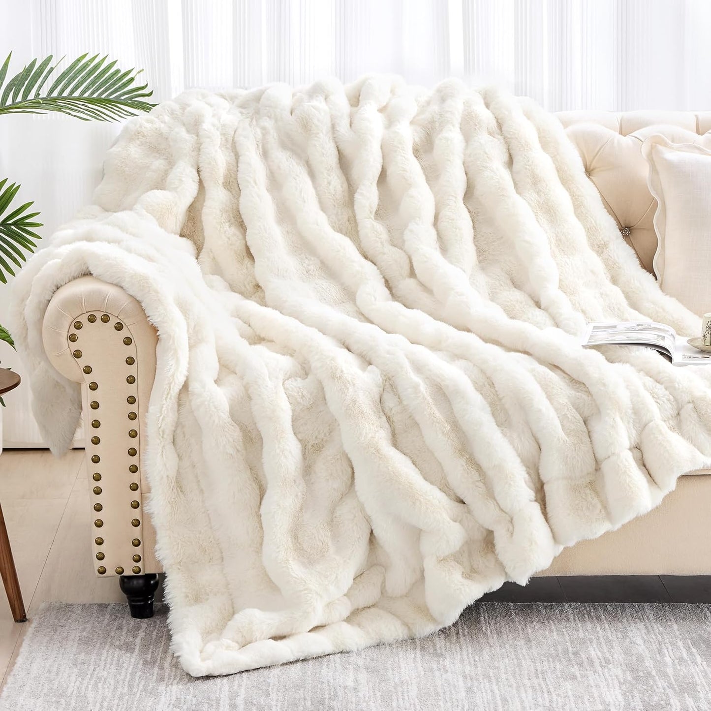 Luxury 1000GSM Faux Rabbit Fur Throw Blanket, Super Heavy Warm Cozy Blankets for Couch Bed Sofa, Bubble Plush Fuzzy Elegant Soft Reversible Mink Blanket for Living Room Bedroom, White